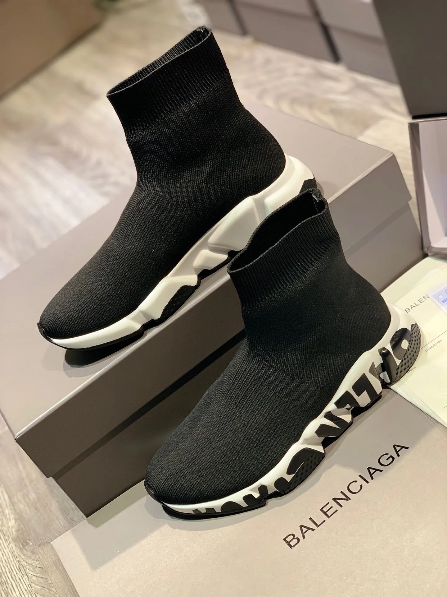 👟👟Ex-factory price 420👟👟 [Ready stock top version vacuum outsole] Balenciaga 👣Size: 35 36 37 38 39 40 41 42 43 44 45 [Socks in original packaging delivered] 🔥Balenciaga's "Speed" High-top sock-style sneakers are instantly recognizable and have ever-lasting popularity. This item is made in Italy from stretch knitted fabric. The rubber sole has excellent elasticity. Only half of the brand name printed on it is visible. Compared with the previous exaggerated and eye-catching style, it has a sense of "half-covering the face as if holding a pipa", and the brand's ingenuity in innovating the logo printing trend can also be seen.